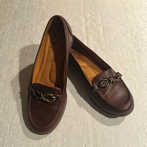 Natural Sole Women’s Loafers Brown Flats w/ Accent Design Size 7.5 Like new